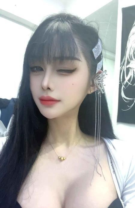 大眼睛大胸妹梦梦 第3张