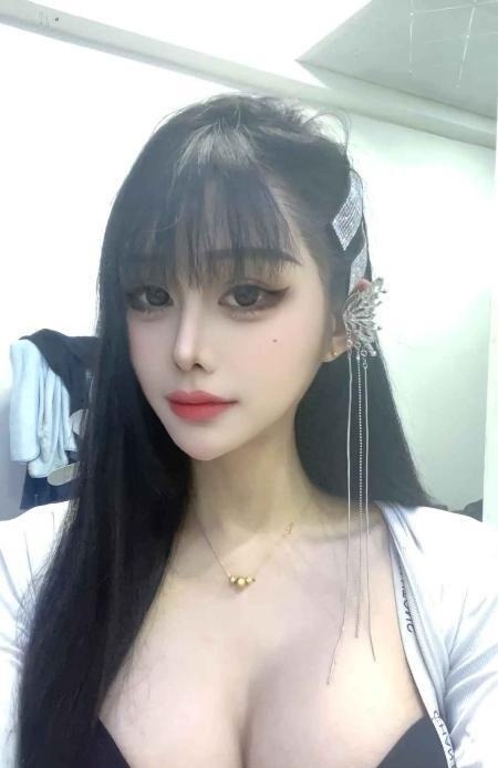 大眼睛大胸妹梦梦 第2张