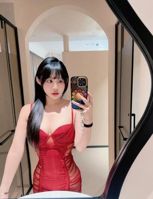 长腿细腰美女小团团 第2张