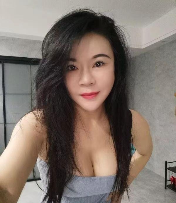 E奶熟女飘雪 第2张